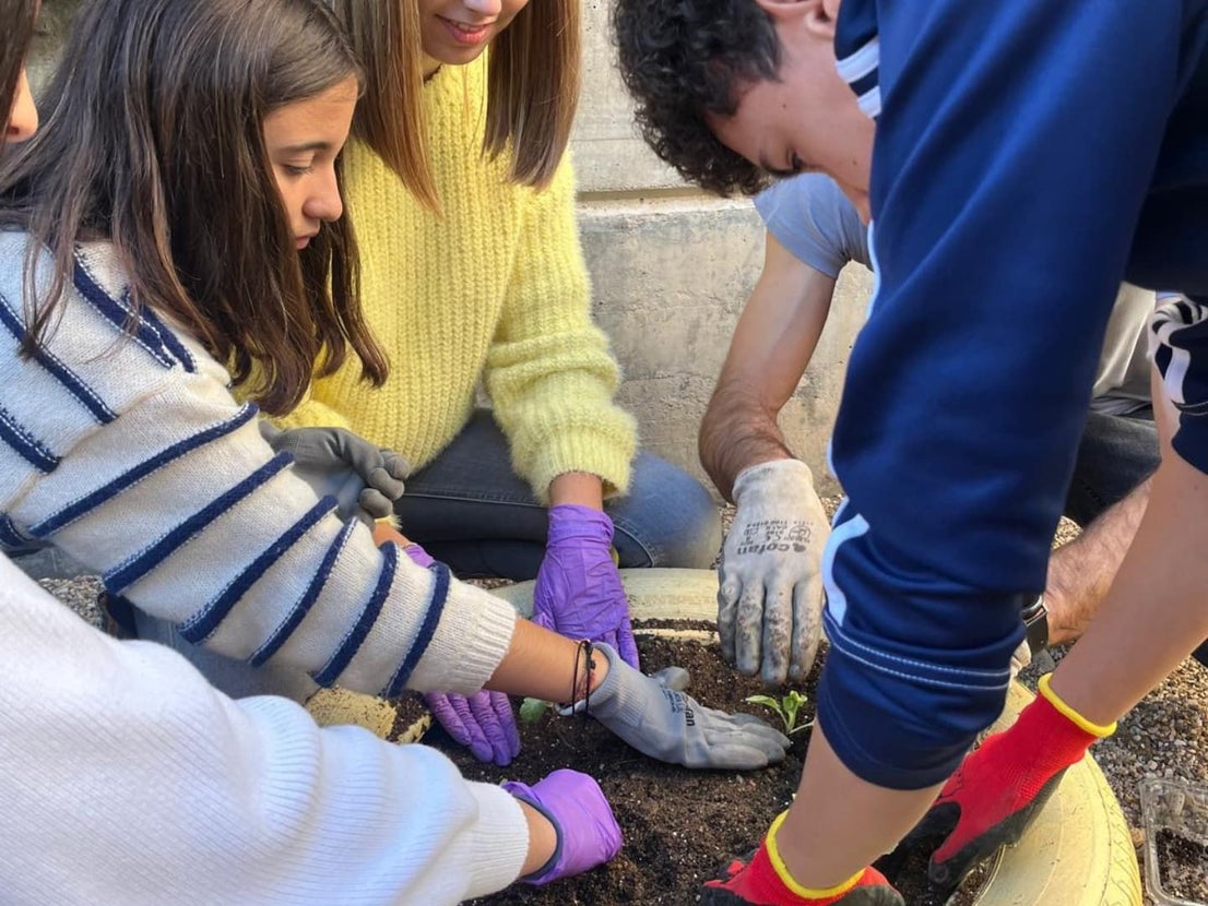 El IES Caurium de Coria inaugura un huerto escolar en colaboración con el proyecto intergeneracional