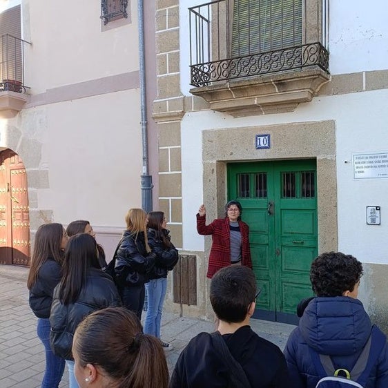 Alumnos de Coria recorren la ruta literaria «Rafael Sánchez Ferlosio»