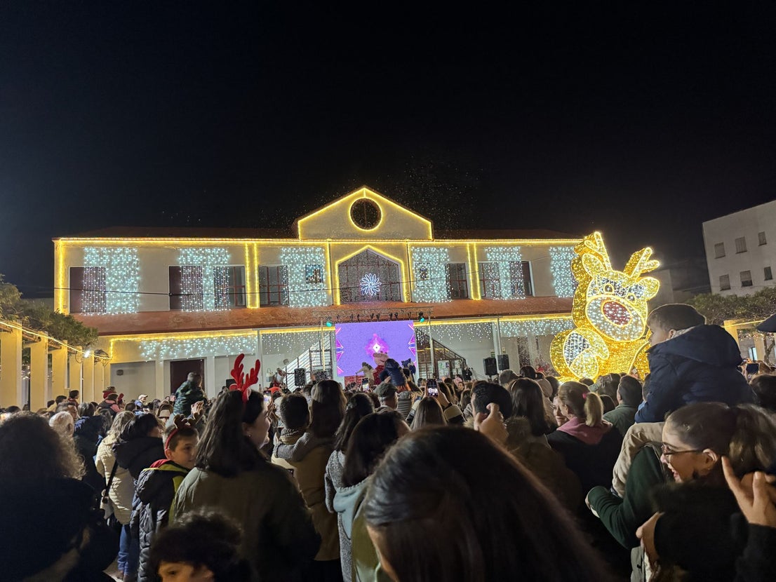 Coria da la bienvenida a la Navidad con un multitudinario encendido de luces