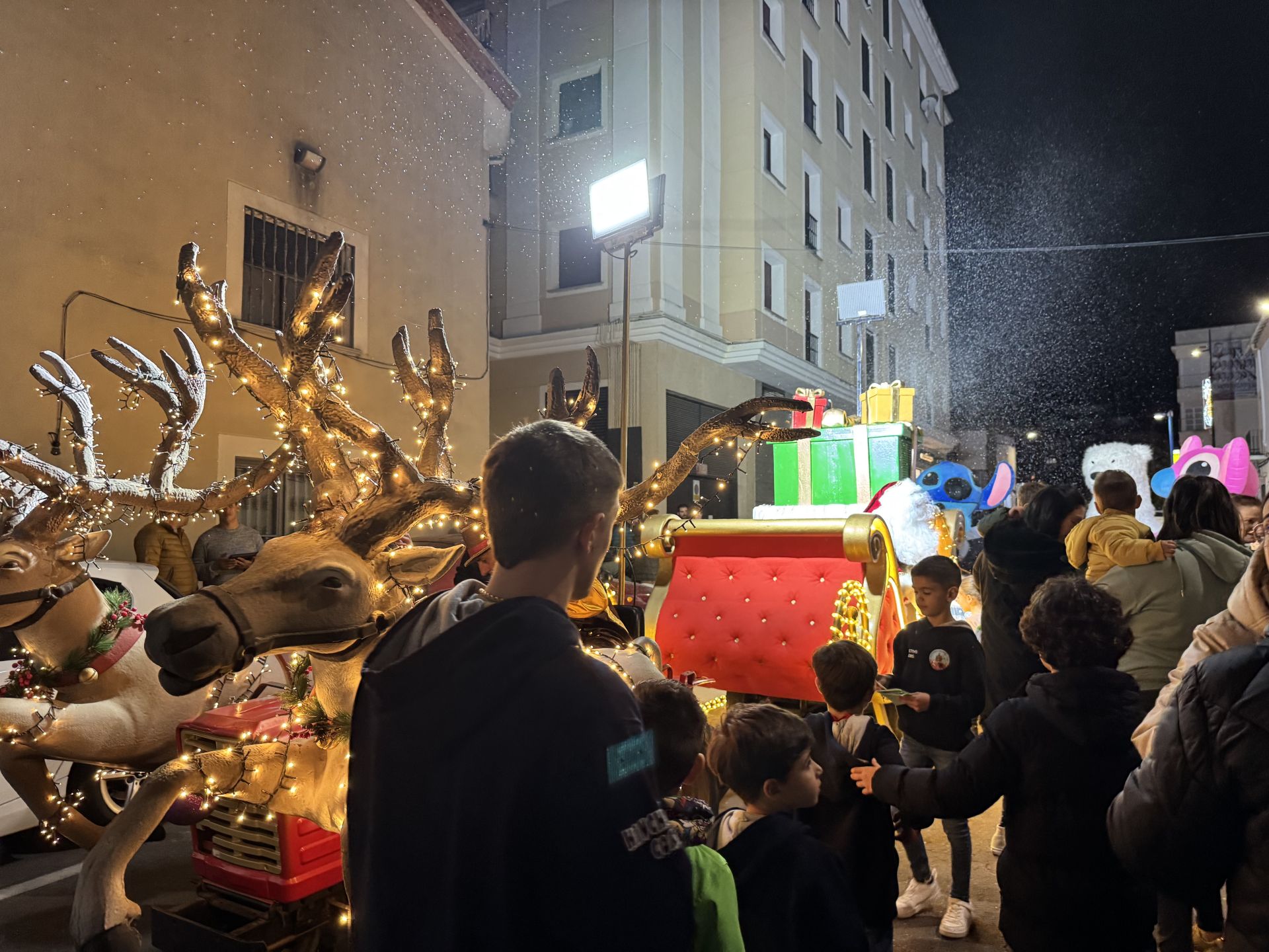 Coria da la bienvenida a la Navidad con un multitudinario encendido de luces