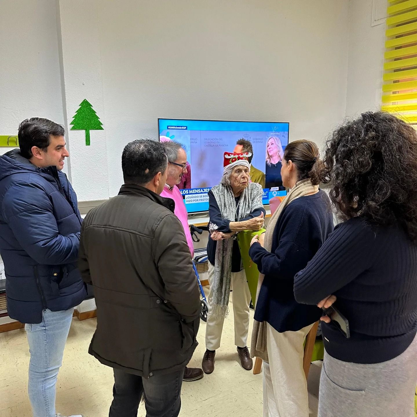 La alcaldesa de Coria visita las residencias de mayores por Navidad