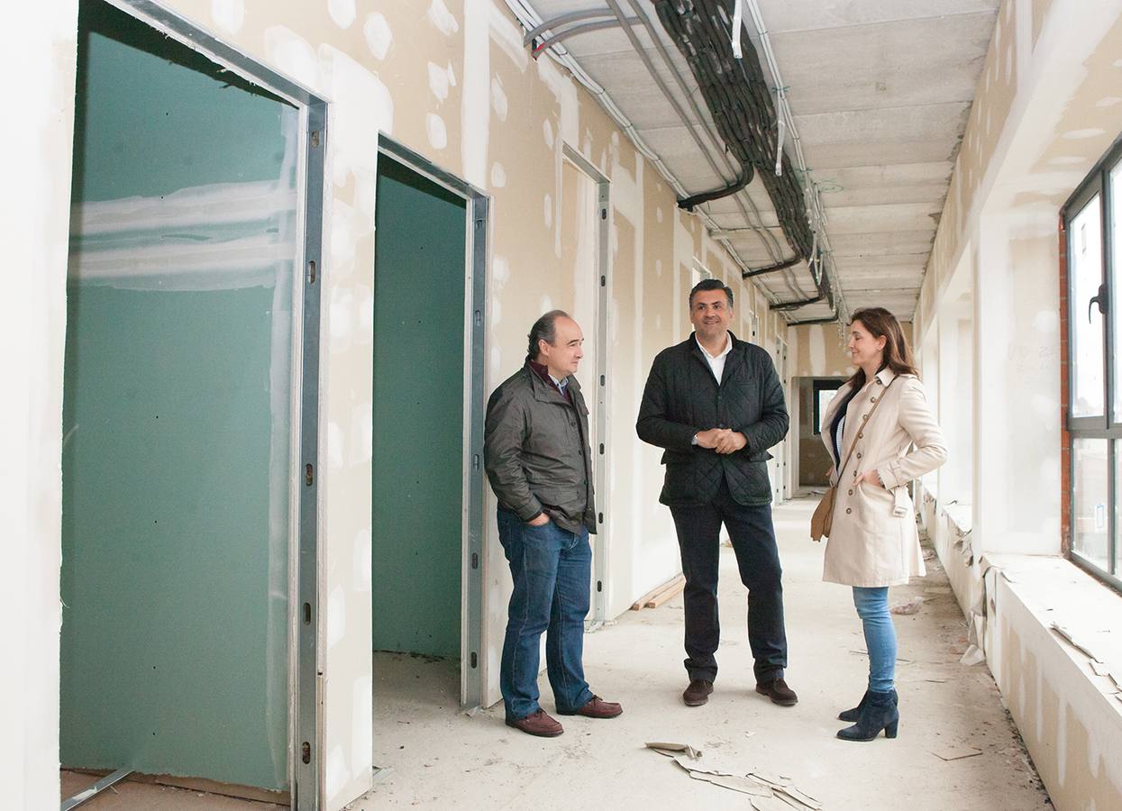 Pablo Enciso, Almudena Domingo y el alcalde en el Centro de Día