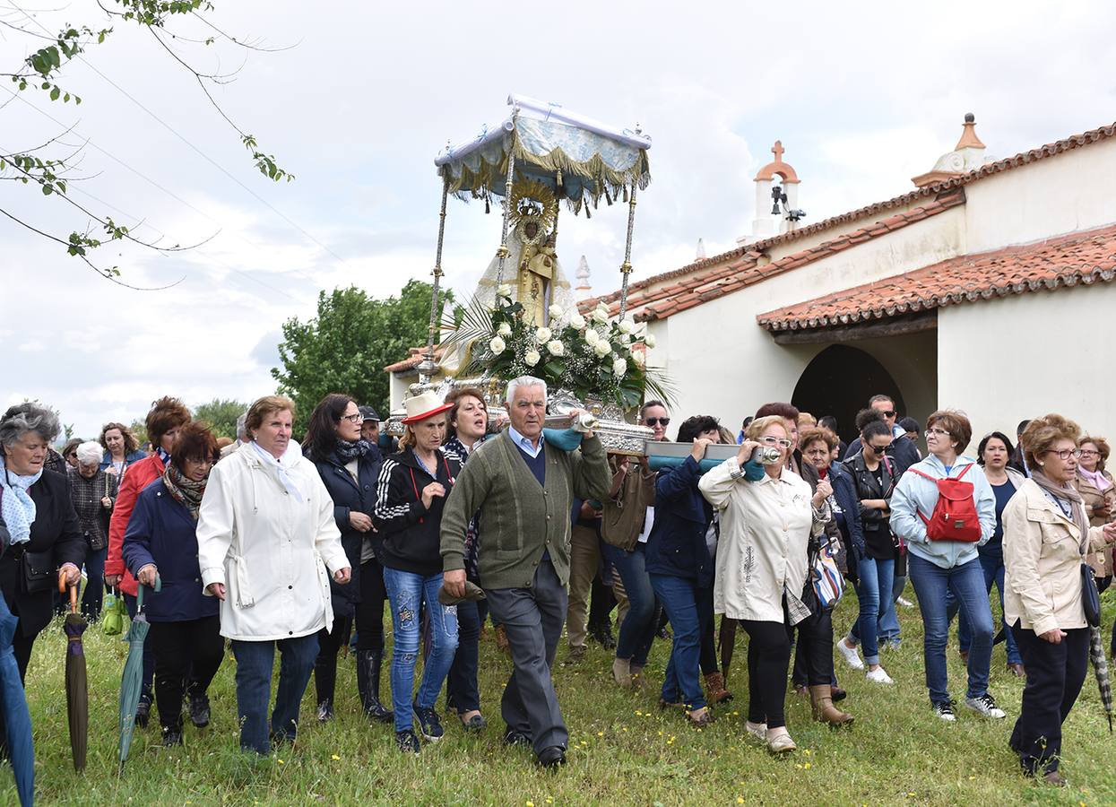 La Virgen de Argeme llega a su santuario