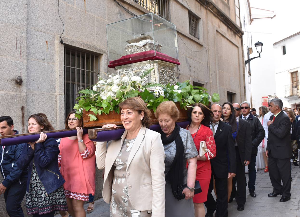 El Sagrado Mantel, procesionando por el recinto amurallado