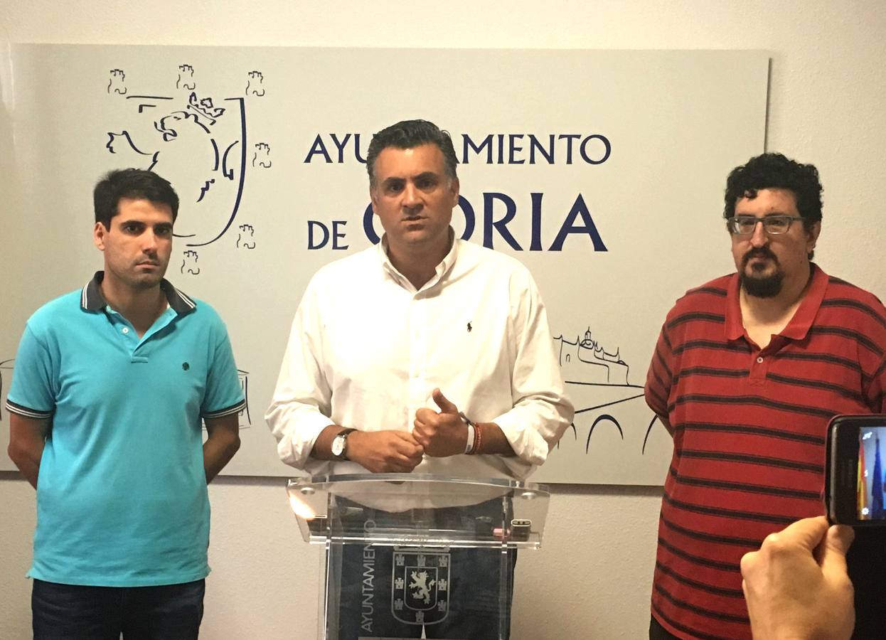El representante de los alumnos con los alcaldes de Coria y Torrejoncillo
