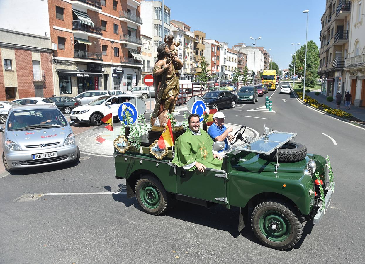 La procesión de San Cristóbal por una de las avenidas de la ciudad