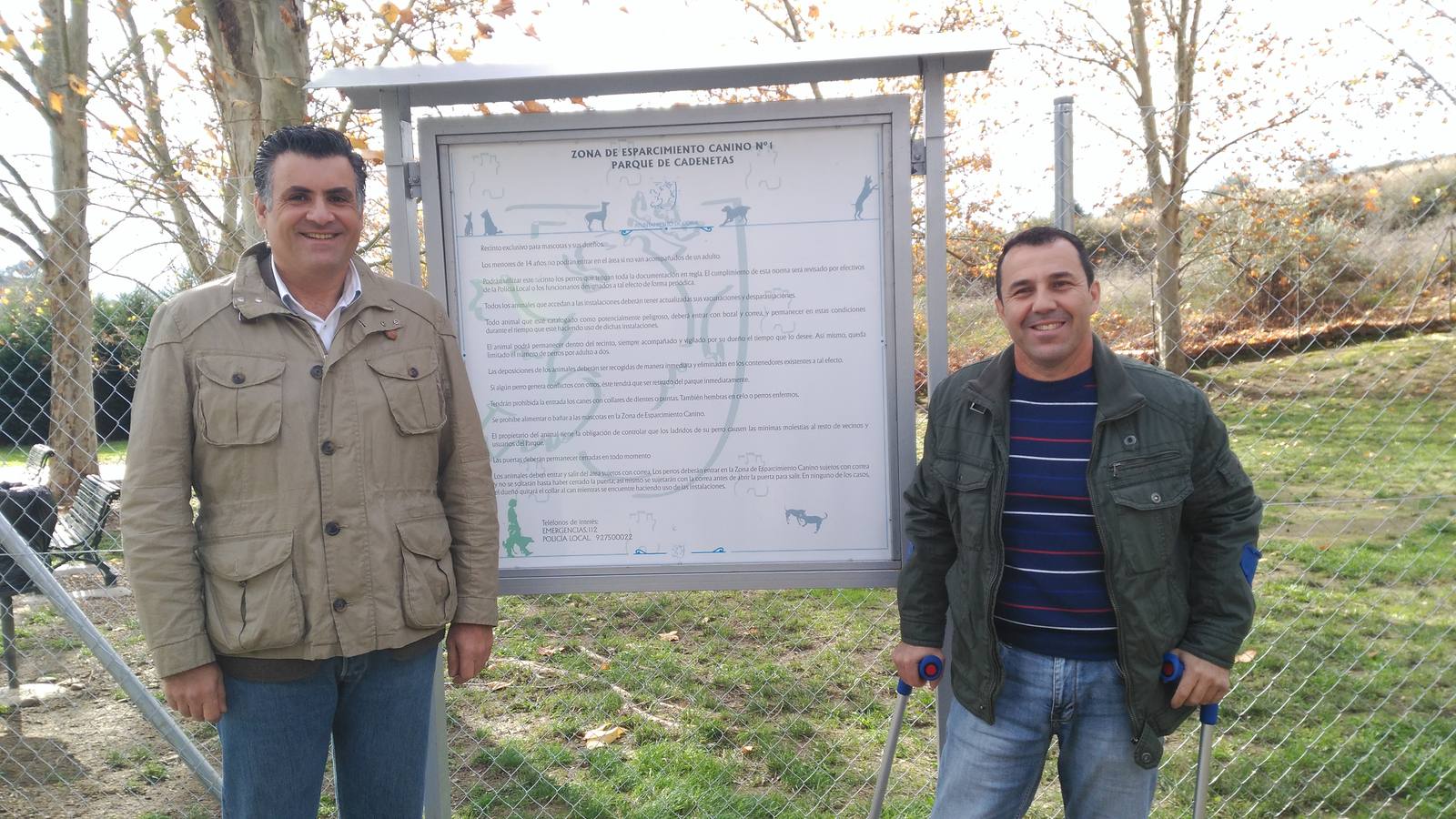 El alcalde y el concejal de obras en el centro de Esparcimiento Canino