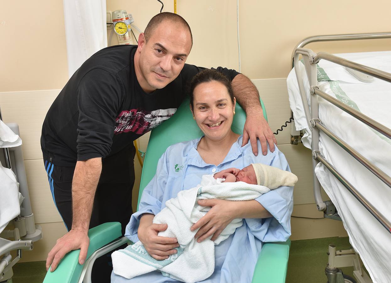 El pequeño Carlos junto a sus padres en el hospital Ciudad de Coria