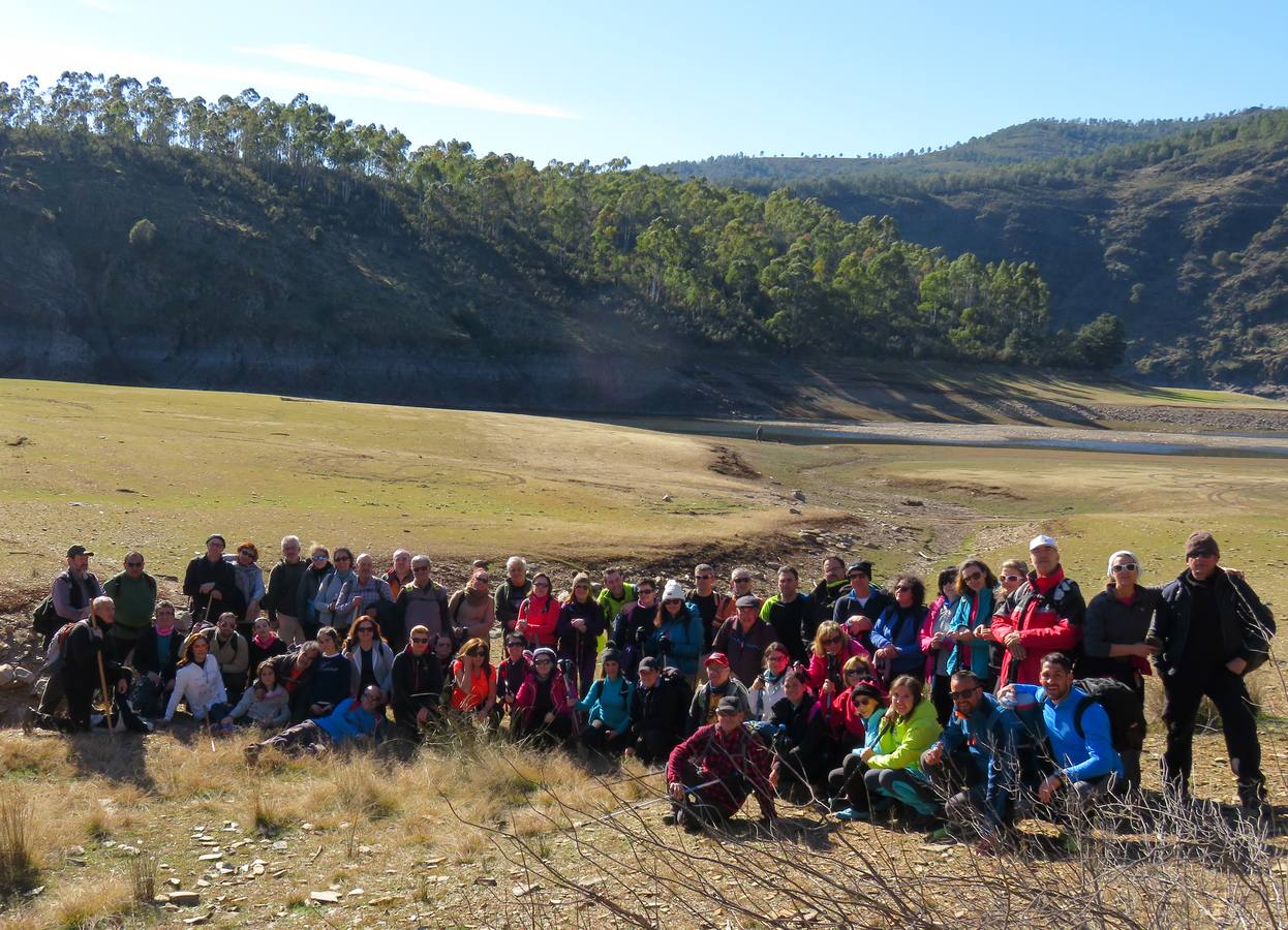 Más de sesenta senderistas en la primera ruta del año