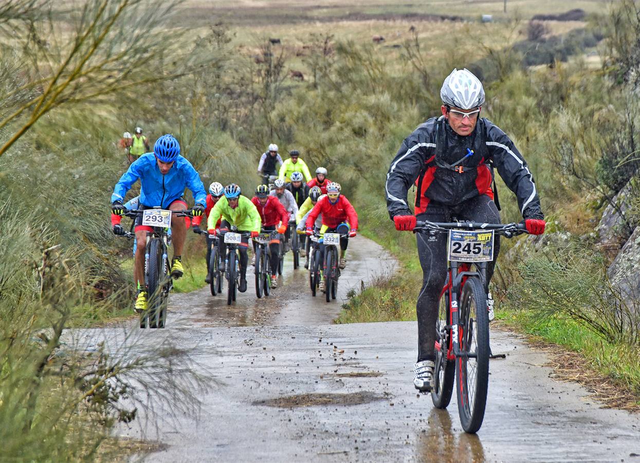 La lluvia y el barro, protagonistas de la X Marcha BTT 'Medina Cauria'
