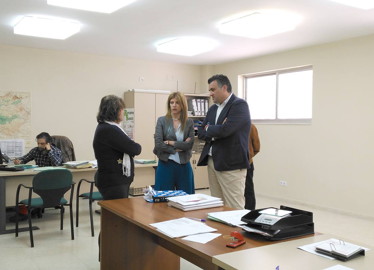 El alcalde conversa con una trabajadora de la oficina