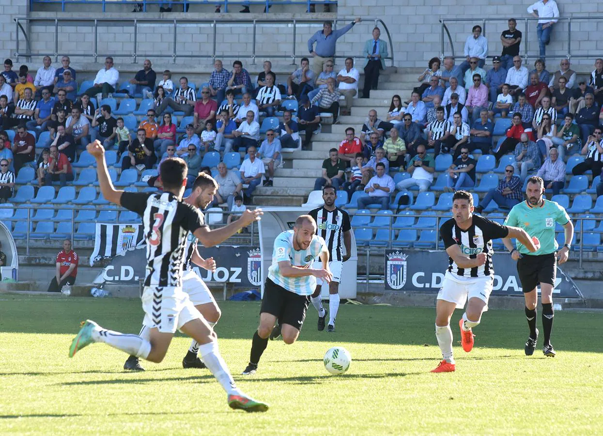 Sergio Alonso inicia contraataque rodeado de jugadores del Badajoz