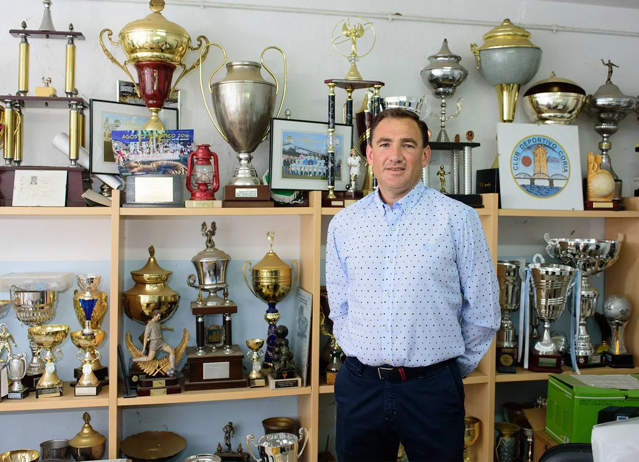 Leli Gutiérrez, posando en la sala de trofeos del Coria