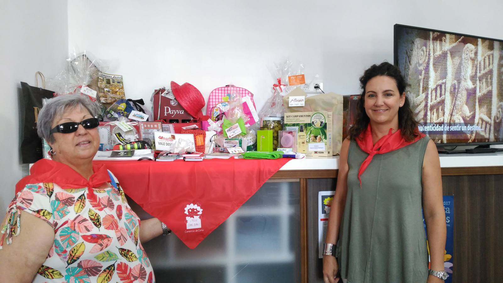 La ganadora Isabel Sánchez y Almudena Domingo concejala de Cultura