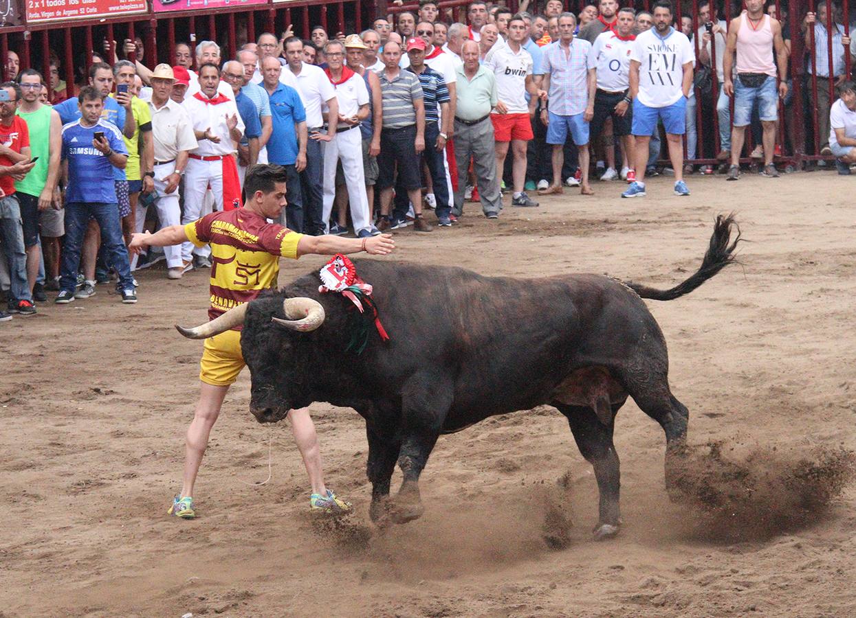 Joven realizando un recorte a Resistidor