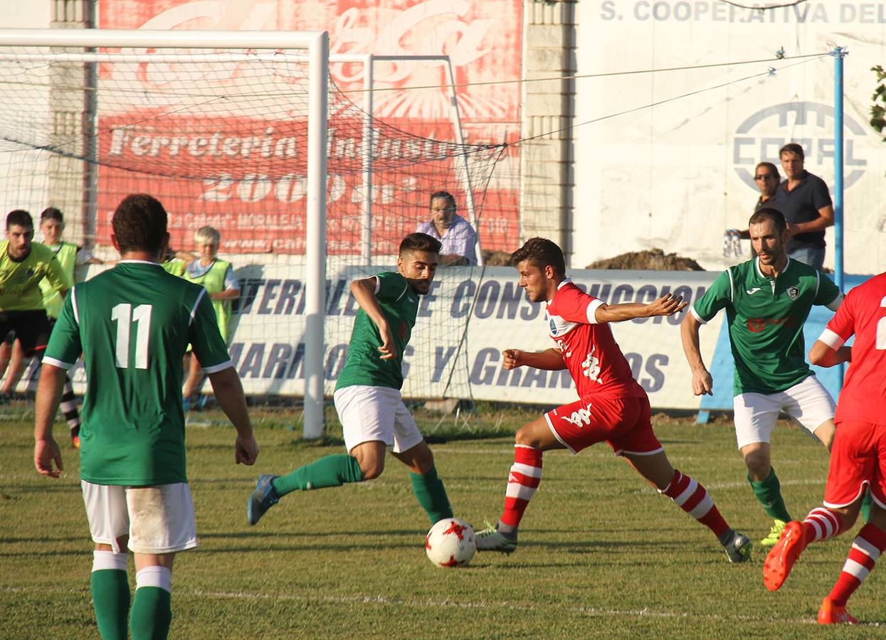 El jugador del Coria Teto se va de varios jugadores del Valdivia