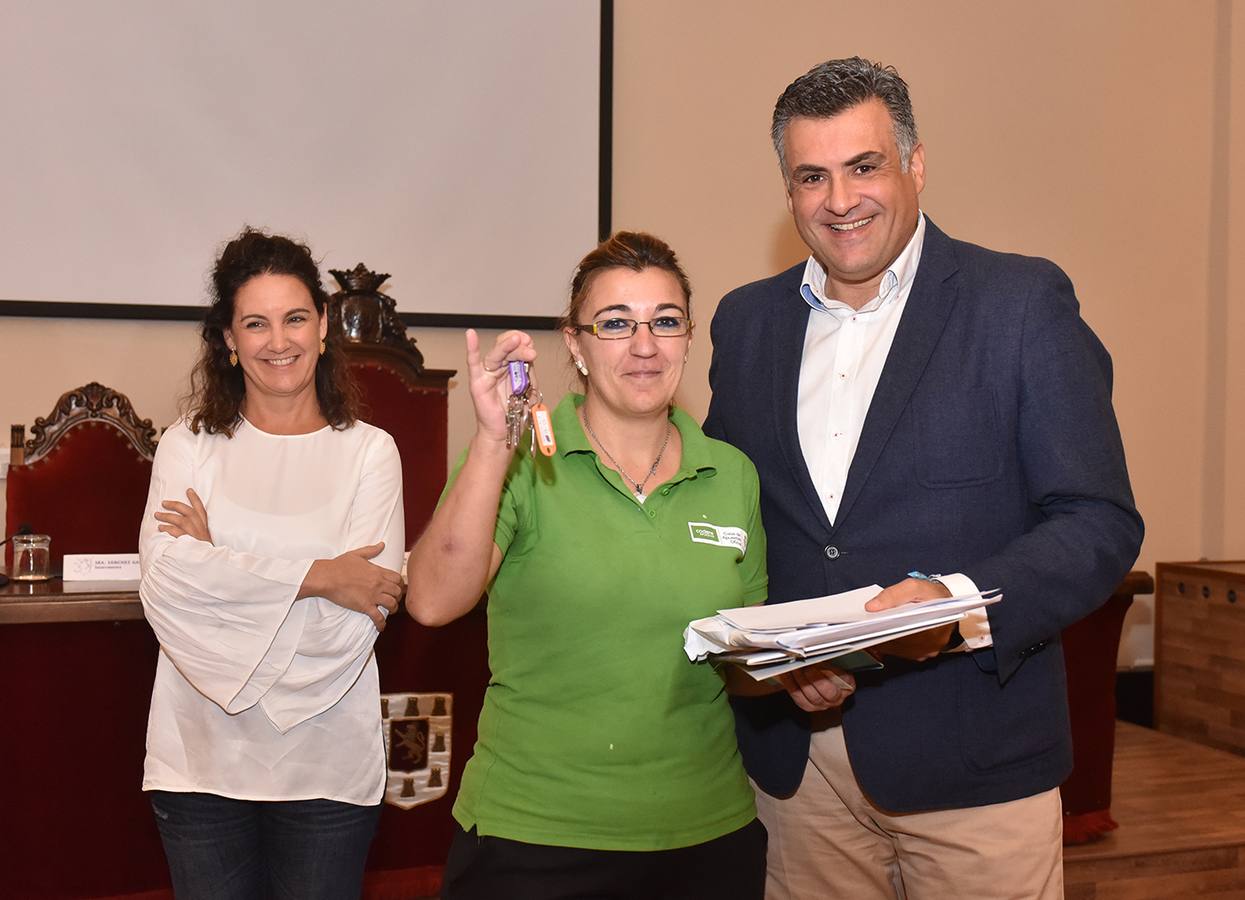 El alcalde entregado las llaves de una de las viviendas