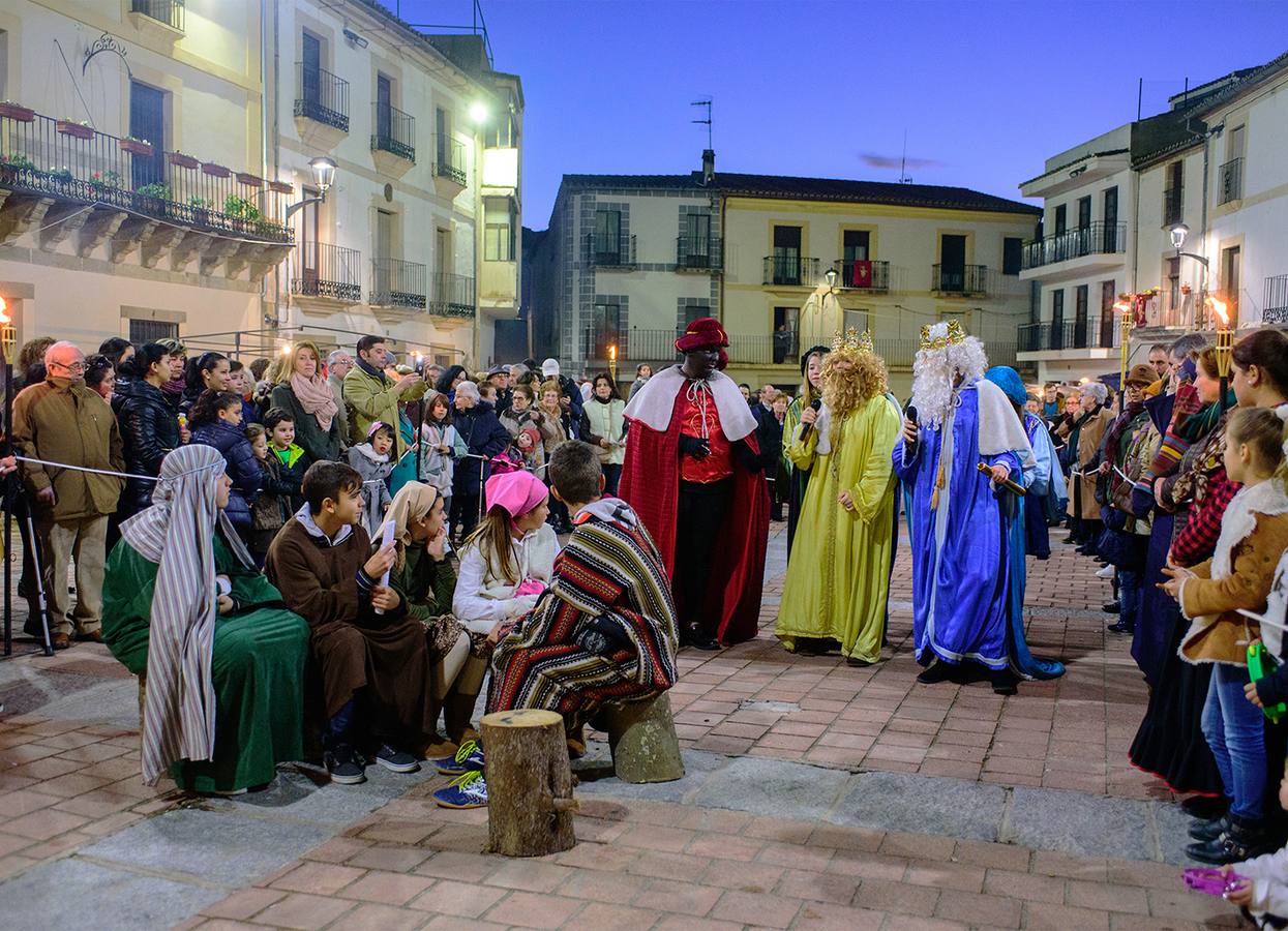 Los Reyes Magos pasan junto a un grupo de pastores