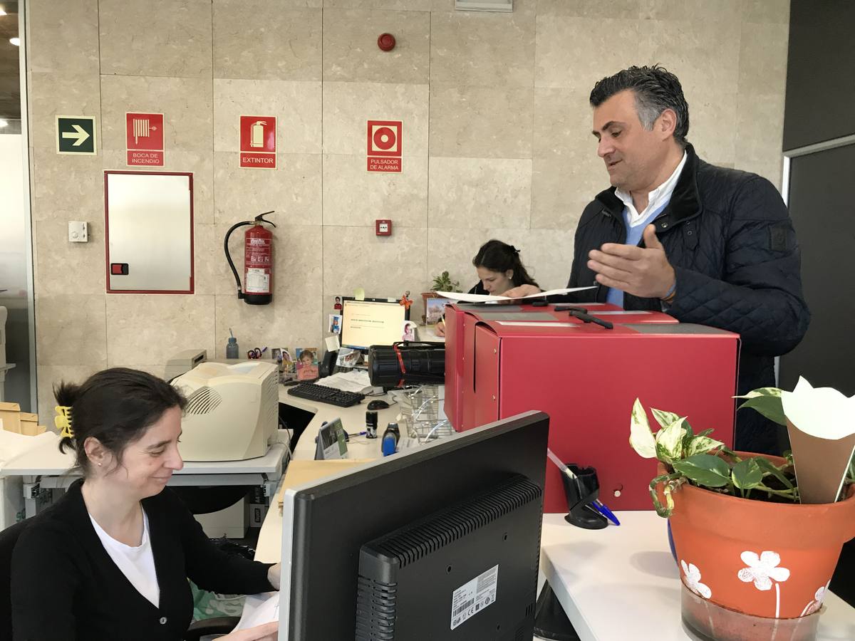 El primer edil entrega el Plan General Municipal de Coria