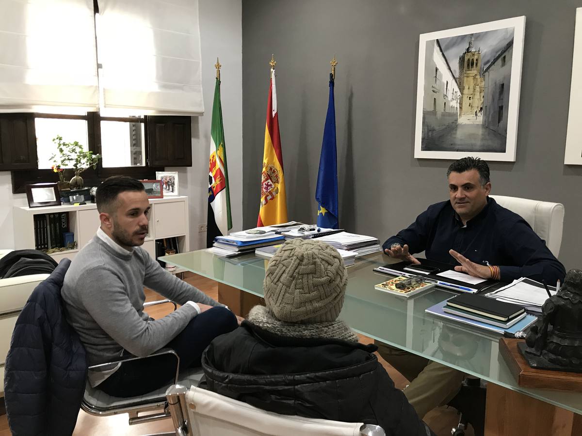 El alcalde con representantes de AFA Coria