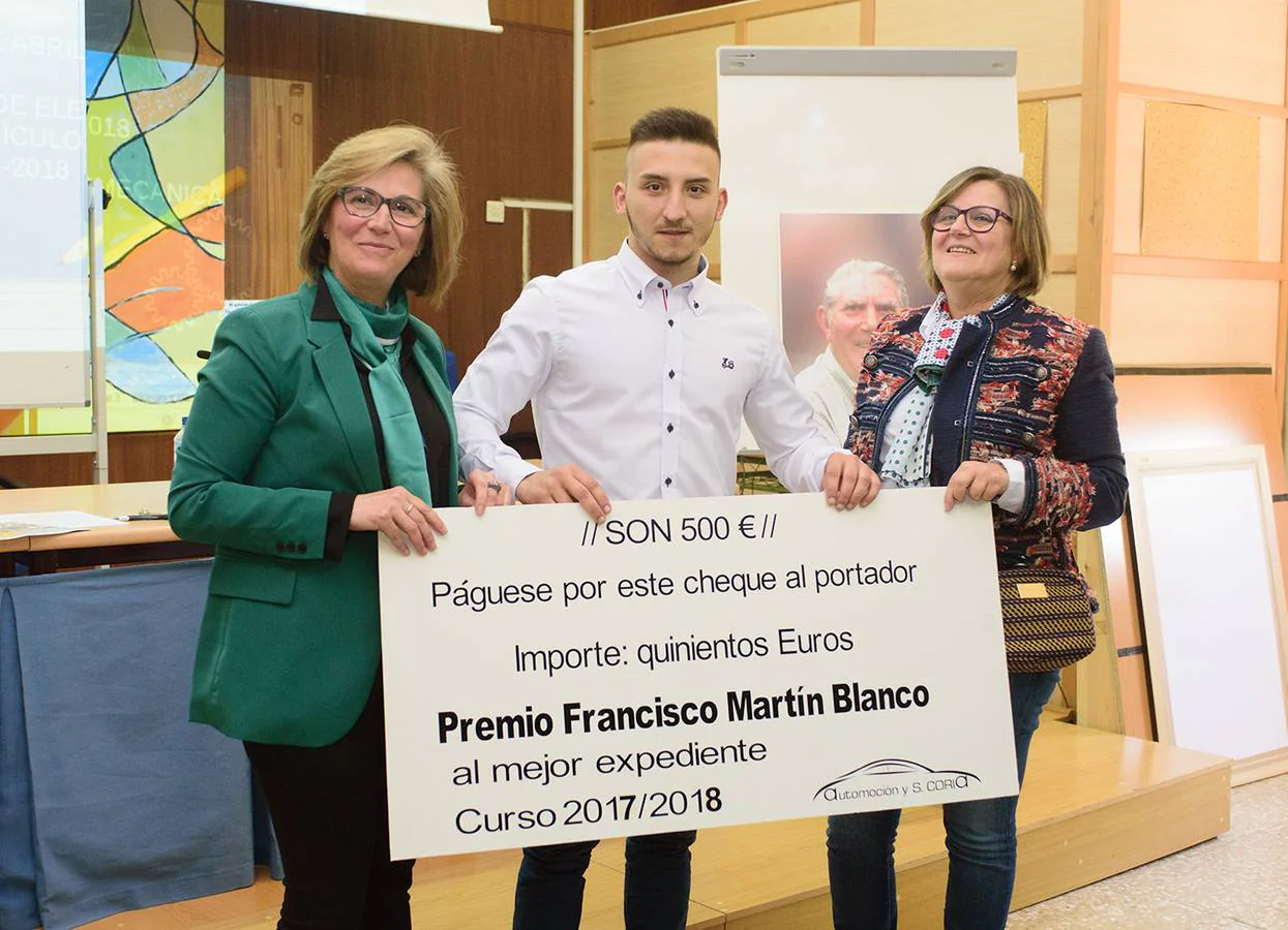 Sergio Antón posa con el cheque con su premio