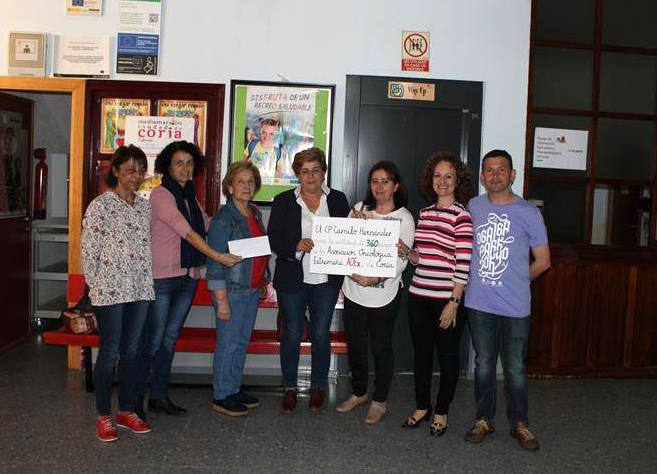 Entrega del cheque a la Asociación Oncológica Extremeña