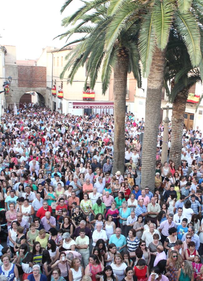 La plaza de San Pedro se llenará de público para cecibir a la Abanderada de las fiestas