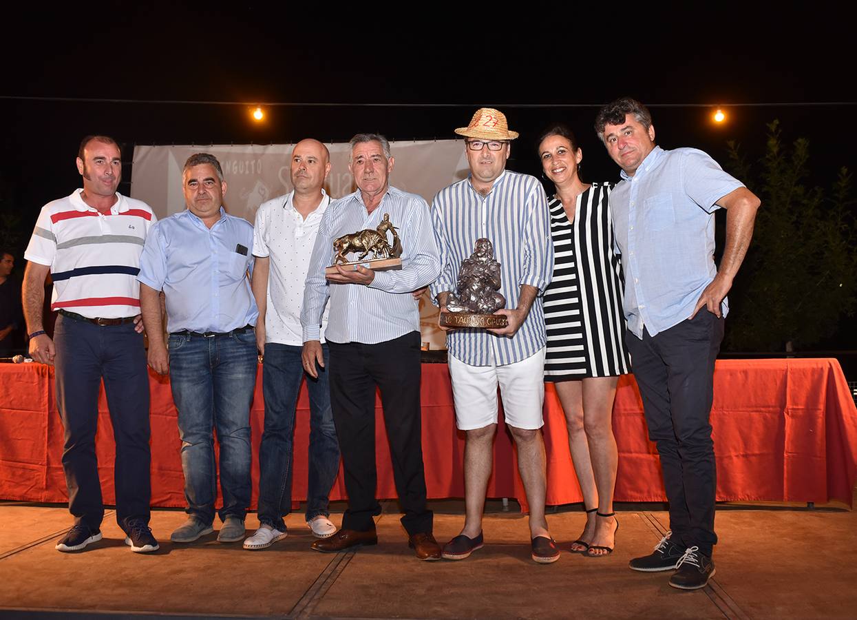 Ganadores del trofeo, abanderada y miembros del Circulo Taurino