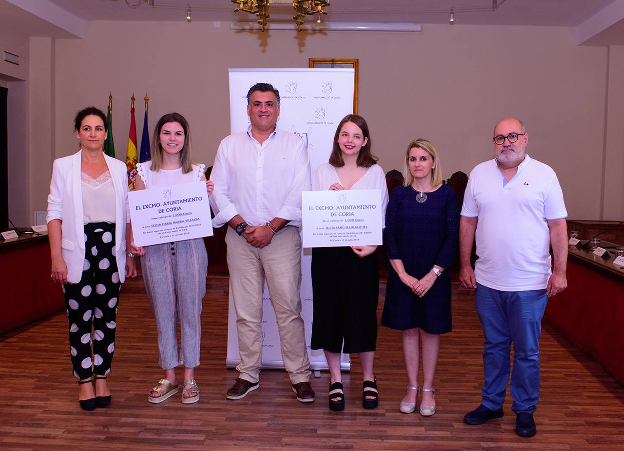 Las dos alumnas muestran orgullosas sus galardones