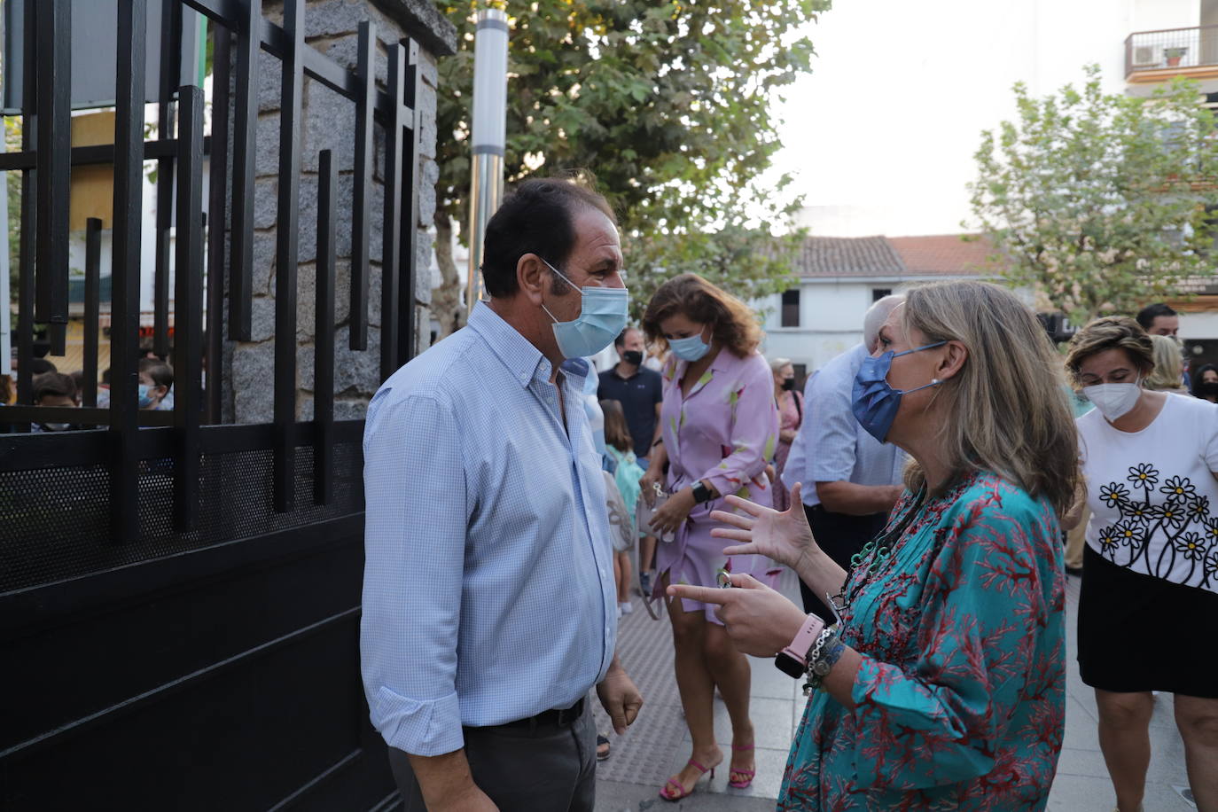 Manuel León, director del Francisco Valdés, charla con una profesora.