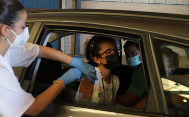 Una joven, en familia para la segunda dosis. 