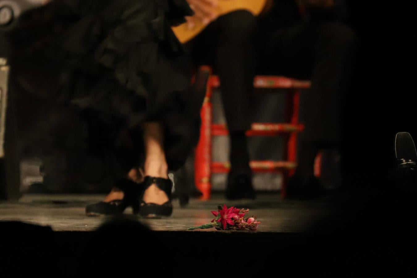 Flores sobre las tablas del Teatro Imperial.