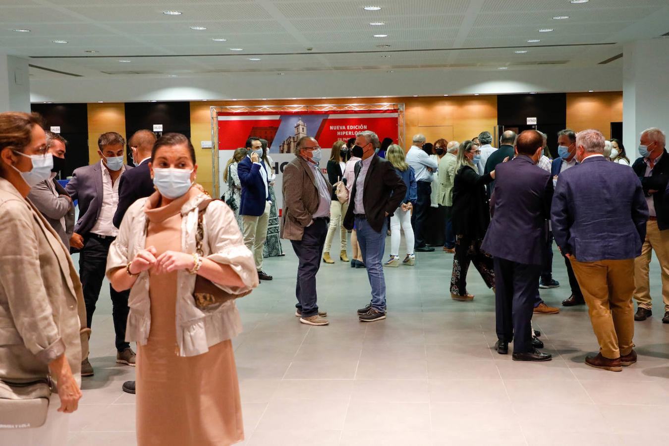 Un centenar de personas asistieron a la presentación.