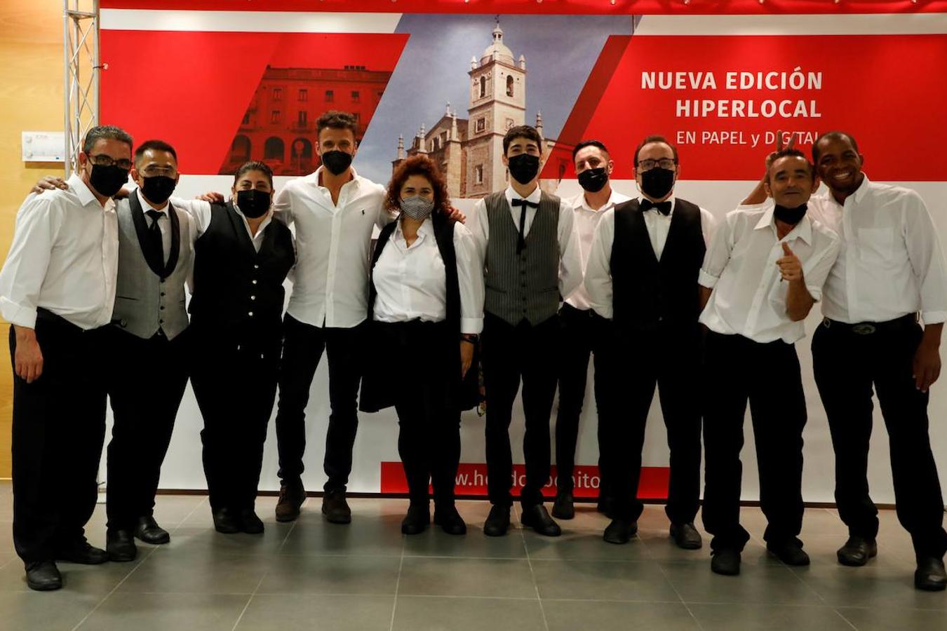 El equipo de trabajadores del restaurante del Mesón Los Barros en Feval junto al árbitro Jesús Gil Manzano.
