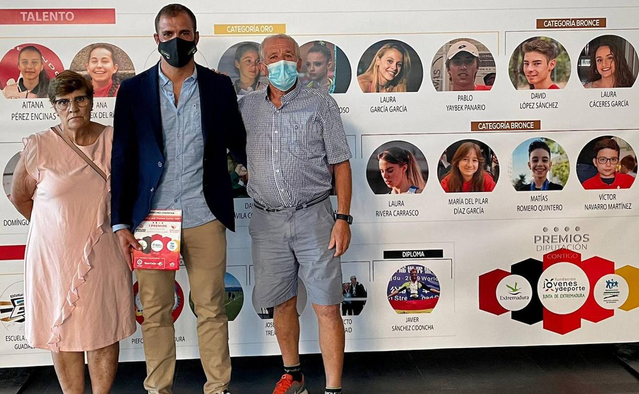 El dombenitense Javier Sánchez Cidoncha recibe uno de los premios 'Diputación Contigo'