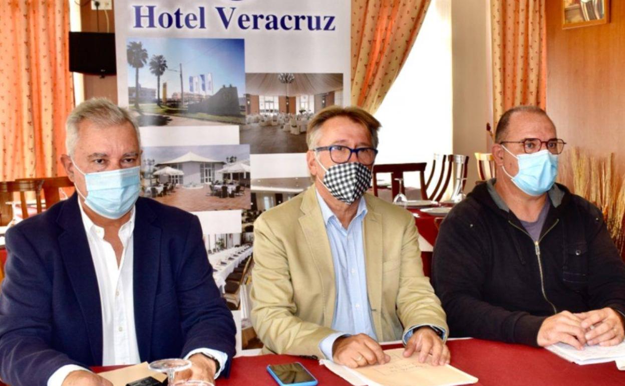 Lozano, Del Moral y Valadés en rueda de prensa. 