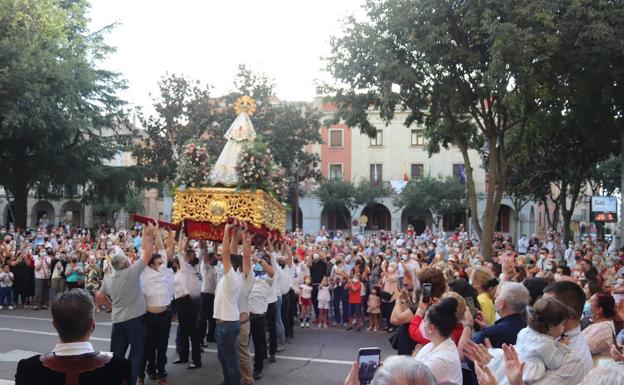 Imagen principal - La llegada de la Virgen de las Cruces. 