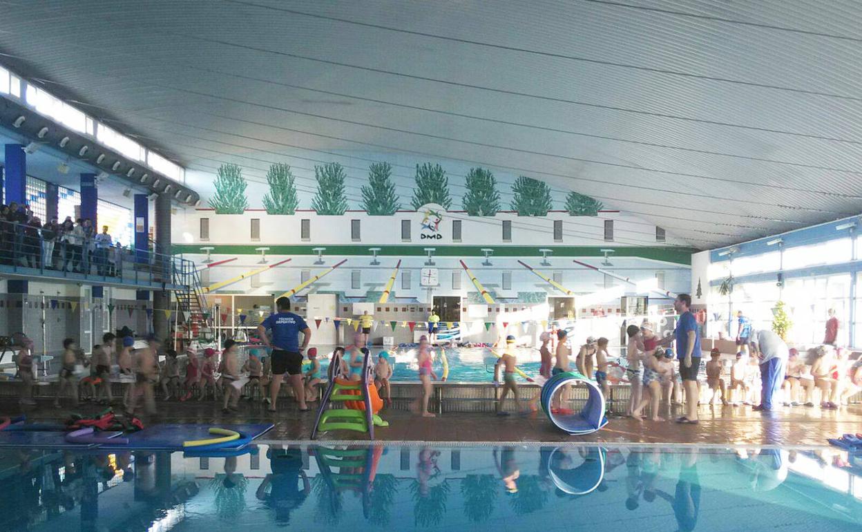 Actividad de natación en la piscina en ediciones anteriores de la campaña deportiva. 