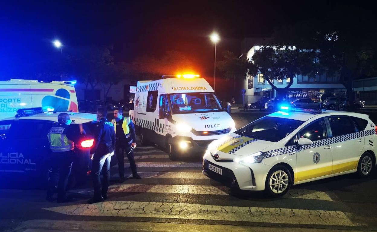Dos ambulancias y varias patrullas policiales han asistido en el accidente. 