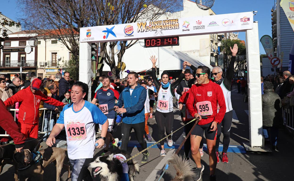 Corredores llegando a meta en la Sansilvestre de 2019. 