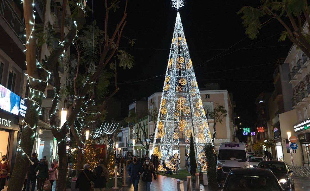 Las luces navideñas vuelven a ser un impulso para el comercio local. 