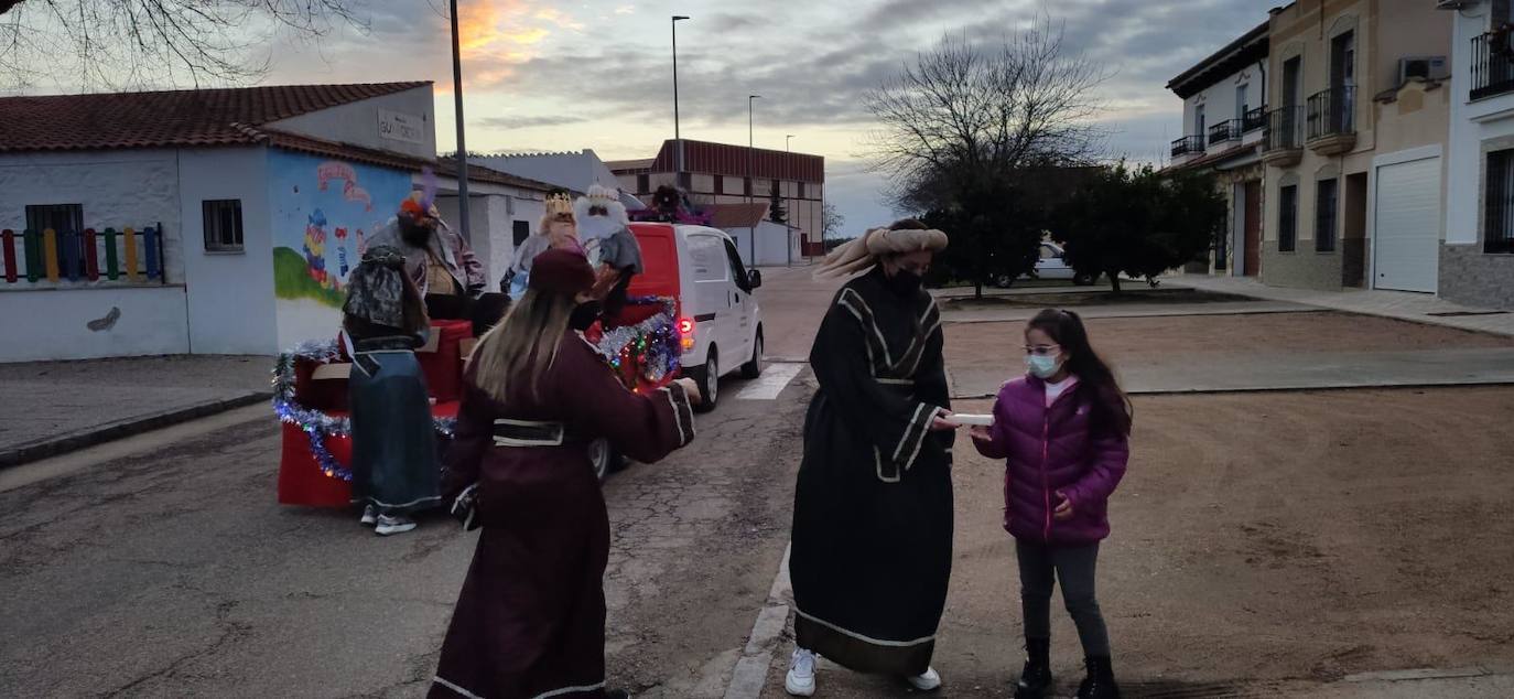 En Hernán Cortés también se hizo un recorrido por todas las calles del pueblo entregando un detalle a los niños y niñas y repartiendo caramelos