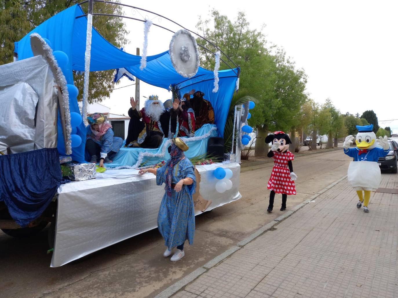 En Gargáligas se recorrieron las calles en las que viven niños entregando un regalo en las puertas de sus casas