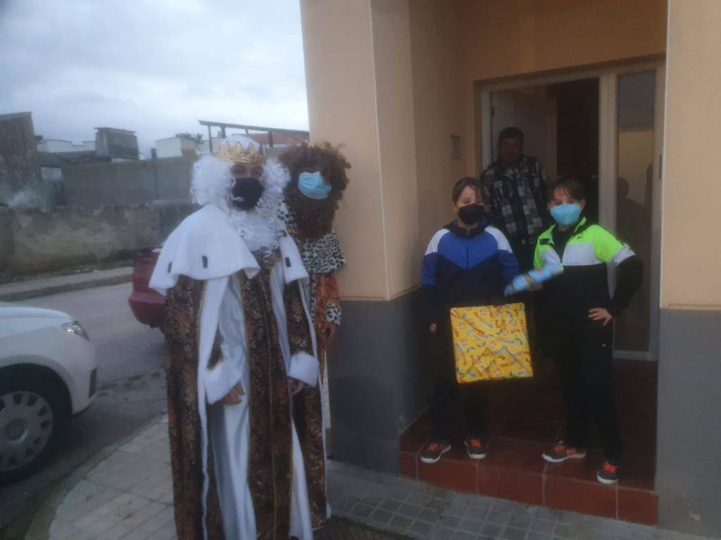 En El Torviscal, los Reyes Magos repartieron un regalo para cada uno de los niños del pueblo en edad escolar