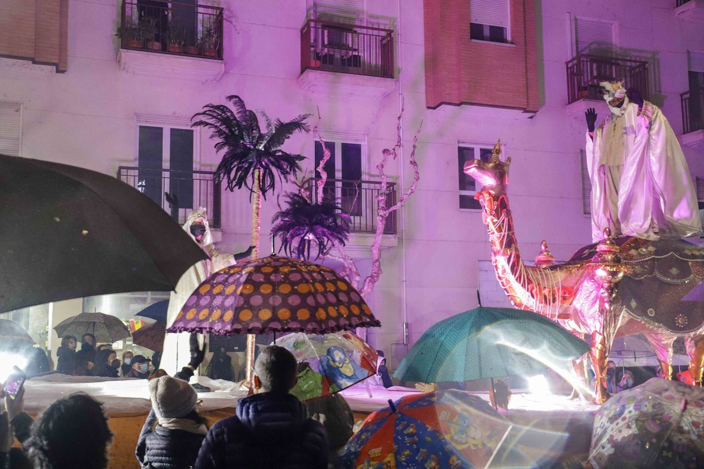 Las carrozas de los Reyes Magos volvieron a ser de la escuela de danza Pablo Reyes.. 