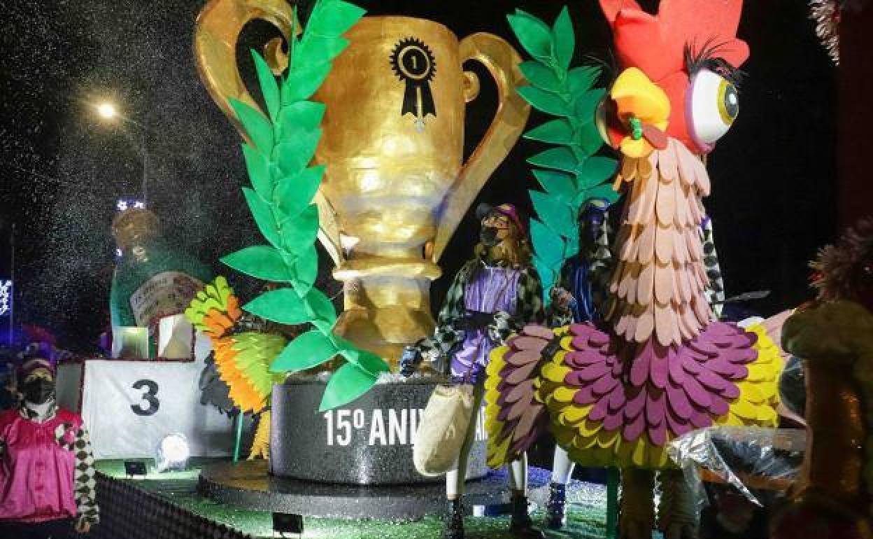 La asociación hizo un guiño a su aniversario en la cabalgata. 