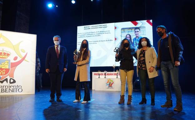 Imagen principal - La emoción volvió a los Premios Alabán tras dos años de ausencia