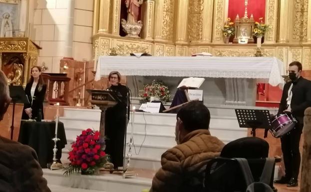 Rosario Pinto pregona la Semana Santa en un emotivo acto en la iglesia de Santiago