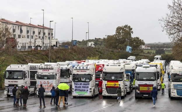 Los transportistas extremeños abandonan la huelga que arrancó hace casi un mes 