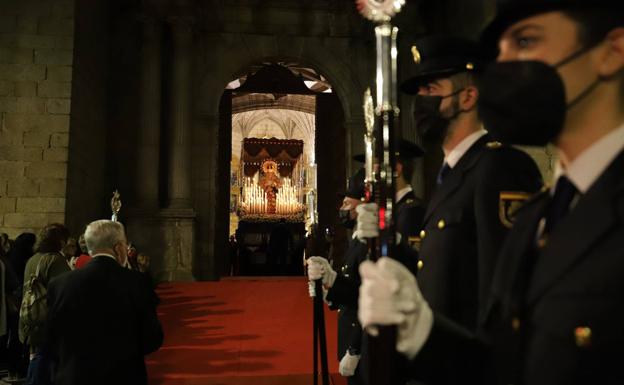 Emoción en el Jueves Santo con la procesión del Cristo de la Buena Muerte y María Santísima de los Dolores